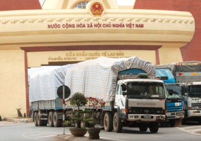 Lưu thông hàng hóa giữa Việt Nam và Lào ngày càng phát triển (Xe xếp hàng làm thủ tục thông quan tại cửa khẩu Lao Bảo, tỉnh Quảng Trị) - Ảnh: Văn Thanh