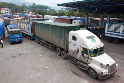 Phương tiện xếp hàng làm thủ tục thông quan tại cửa khẩu Lao Bảo, Quảng Trị - Ảnh: Văn Thanh