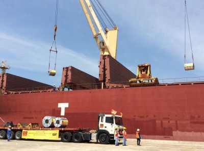 Hàng XNK được vận chuyển lên tàu tại cảng Cái Mép- Thị Vải. Ảnh: Nguyễn Huế.