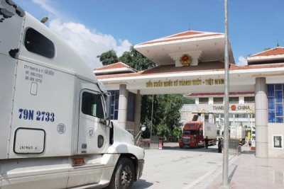 Hoạt động XNK qua cửa khẩu quốc tế Thanh Thủy (Hà Giang) . Ảnh: T.Trang.