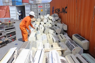 Hàng trăm máy lạnh đã qua sử dụng bị phát hiện trong lô hàng quá cảnh. Ảnh: Thu Hòa