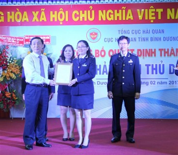 Phó Tổng cục trưởng Tổng cục Hải quan Hoàng Việt Cường thừa ủy quyền trao quyết định của Bộ trưởng Bộ Tài chính thành lập Chi cục Thủ Dầu Một. Ảnh: T.D