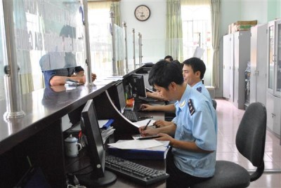 CBCC Chi cục Hải quan Nam Định (Cục Hải quan Lạng Sơn) hướng dẫn DN làm thủ tục hải quan. Ảnh: H.Nụ