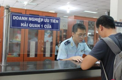DN làm thủ tục hải quan tại cảng Cát Lái. Ảnh: Thu Hòa.