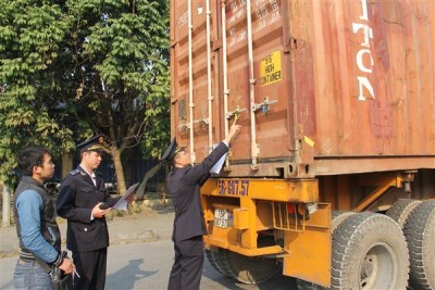 Hàng hóa trước khi được đưa vào khu vực soi chiếu, công chức Hải quan tiến hành kiểm tra các dữ liệu, thông tin liên quan đến lô hàng tại cổng vào.