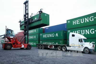 Cảng Hải Phòng liên doanh với Hãng tàu Heung-A (Hàn Quốc) khai thác dịch vụ logisticst. Ảnh: Lâm Khánh /TTXVN