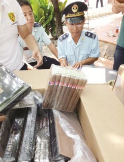 Hải quan Tây Ninh kiểm tra lô hàng quá cảnh vi phạm tại cửa khẩu Mộc Bài.