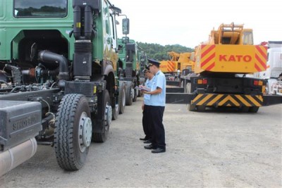 Ảnh minh họa. (Trong ảnh: Công chức Hải quan Lạng Sơn kiểm tra xe ô tô NK). Ảnh: H.Nụ