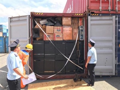 Một container quá cảnh chứa đầy hàng cấm NK