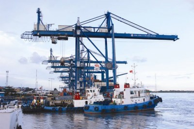 Xếp hàng lên tàu ở cảng Cát Lái. Ảnh: THÀNH HOA.