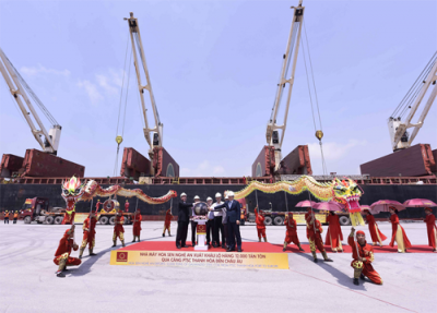 Nghi thức xuất lô hàng tôn thành phẩm lớn nhất từ trước đến nay của Hoa Sen sang châu Âu.