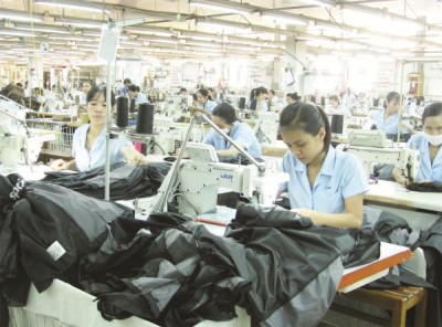 Giá trị gia tăng mà DN mang về chưa cao, trong ngành dệt may vẫn chủ yếu làm gia công. Ảnh: N.HUẾ. Không thể dựa vào số lượng