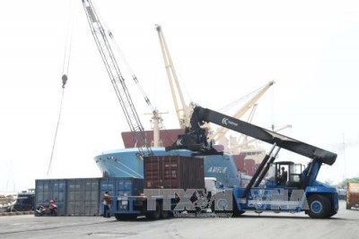 Bốc xếp hàng hóa tại Cảng Sài Gòn. Ảnh: Thanh Vũ/TTXVN