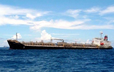 Tàu chở 30.000 tấn hóa chất nghiêng sau khi bị mắc cạn. Ảnh: Tư Huynh.