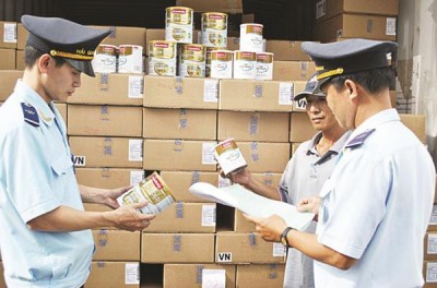 Mặt hàng sữa NK đang phải thực hiện kiểm tra chuyên ngành tại 2 đơn vị. Ảnh: T.H.
