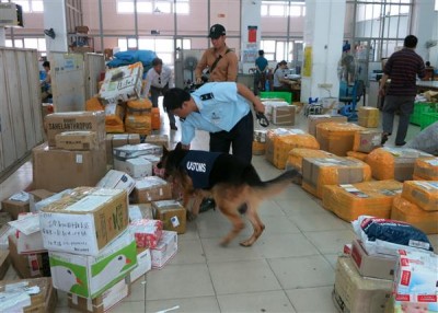 Hàng hóa nhập khẩu qua đường chuyển phát nhanh. Ảnh: T.H