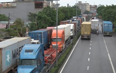 Quốc lộ 5 dẫn đến Cảng Hải Phòng thường xuyên xảy ra ùn tắc giao thông. (Ảnh tư liệu)