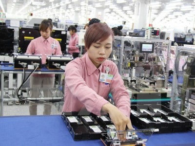 Lắp ráp điện thoại di động tại Tổ hợp công nghệ cao Samsung, Khu công nghiệp Yên Bình, tỉnh Thái Nguyên
