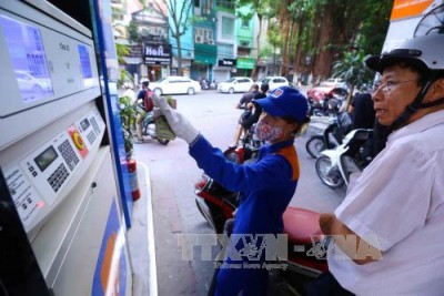 Từ ngày 5/9, giá xăng A92 tăng thêm 306 đồng/lit. Ảnh: Minh Quyết/TTXVN
