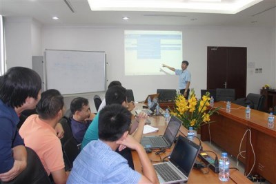 Công chức Cục CNTT&TKHQ, Cục HQ Hải Phòng và 1 số doanh nghiệp kinh doanh cảng kiểm tra thử hệ thống CNTT giám sát hàng hóa tại cảng biển (ngày 2/8/2017, tại trụ sở Tổng cục Hải quan). Ảnh: Hà Thái Bình