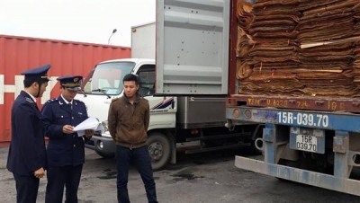 CBCC Chi cục Hải quan Gia Thụy (Hà Nội) kiểm tra hàng hóa XNK. Ảnh: N.Linh
