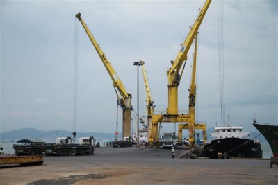 Hoạt động XNK hàng hóa taị Cảng Đà Nẵng. Ảnh: N.linh