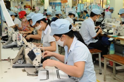 May hàng xuất khẩu tại Công ty Cổ phần Dệt may Huế. (Ảnh: Quốc Việt/TTXVN)