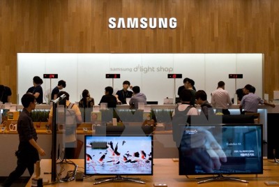 Khách hàng xem xét các sản phẩm điện tử của Samsung tại cửa hàng giới thiệu sản phẩm ở thủ đô Seoul. (nguồn: AFP/TTXVN)
