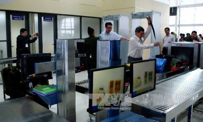 Kiểm tra an ninh trước khi vào bay. Ảnh: Huy Hùng/TTXVN
