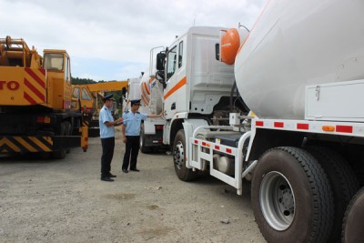 Cán bộ công chức Hải quan Hữu Nghị kiểm tra mặt hàng ô tô nhập khẩu. Ảnh: H.Nụ