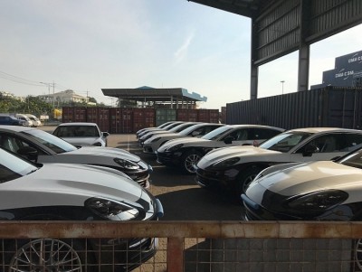 Nhiều xe sang nhập khẩu về TPHCM vào đầu năm 2019. Ảnh: T.H