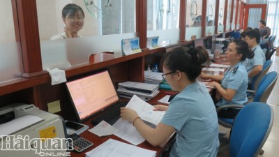 Hoạt động nghiệp vụ tại Chi cục Hải quan cửa khẩu sân bay quốc tế Nội Bài. Ảnh: N.Linh.