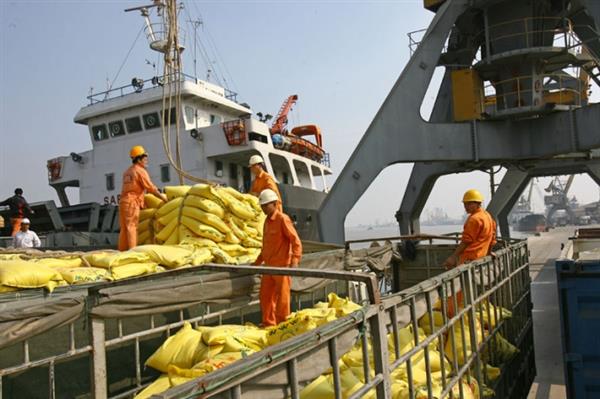 Bốc xếp hàng hóa từ tàu biển lên xe tại cảng Hải Phòng. Ảnh: Internet