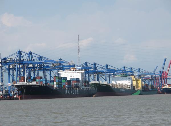 Tàu hàng container cập cảng Cát Lái - TP.HCM. Ảnh: N.Hiền​.