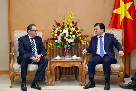 Phó Thủ tướng Trịnh Đình Dũng cho rằng, hai bên cần hợp tác chặt chẽ để triển khai Hiệp định Thương mại tự do Việt Nam-Liên minh kinh tế Á-Âu. Ảnh: VGP/Nhật Bắ