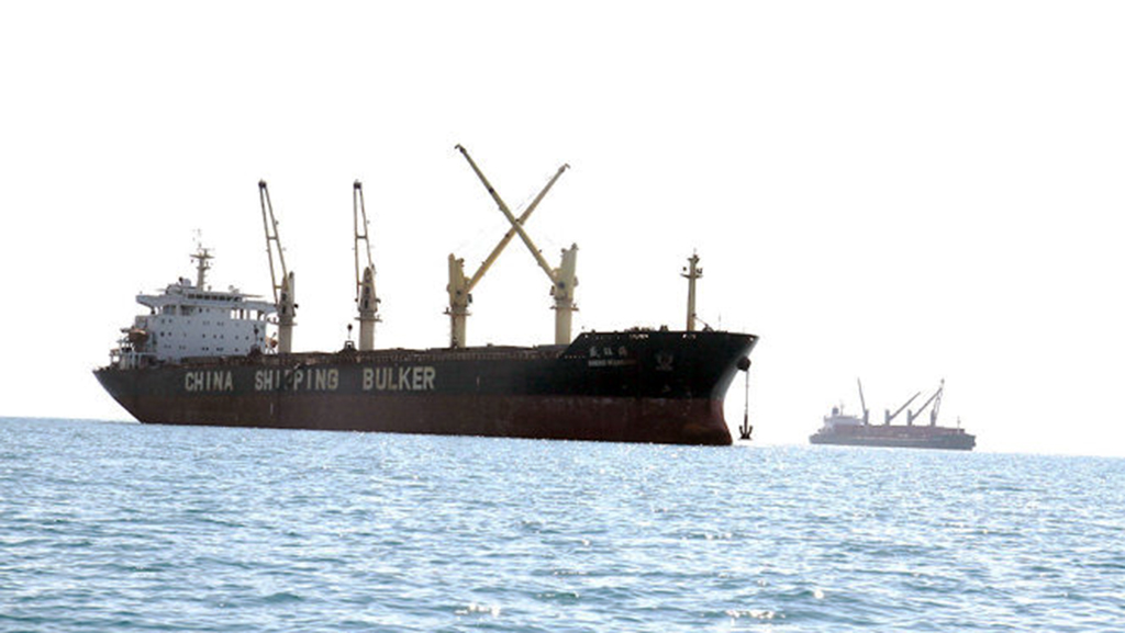 Nhiều tàu nước ngoài đến Phú Quốc chở cát đi Singapore - Ảnh: V.TR