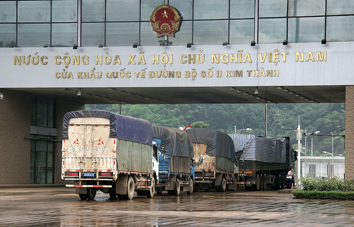 Xe chở hàng xuất khẩu qua cửa khẩu quốc tế số 2 Kim Thành