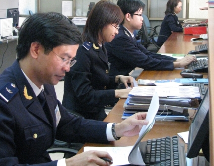 Hoạt động nghiệp vụ tại Chi cục Hải quan cảng Cái Lân, Cục Hải quan Quảng Ninh. Ảnh: T.Trang.