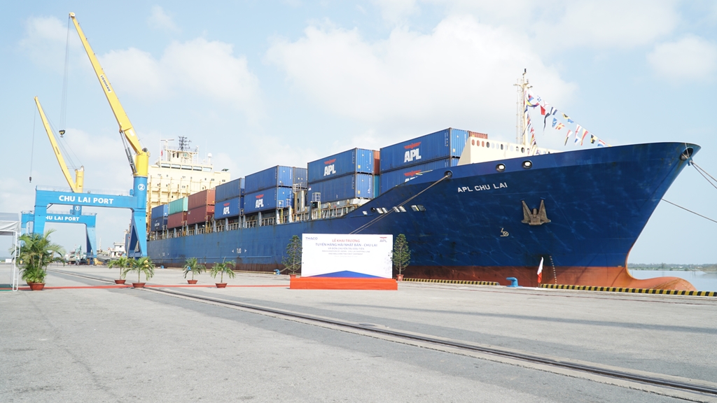 Tàu trọng tải lớn cập cảng container Chu Lai