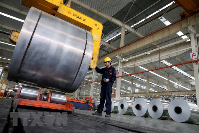 Công nhân làm việc tại một nhà máy sản xuất nhôm ở Hoài Bắc, tỉnh An Huy, Trung Quốc. (Nguồn: AFP/TTXVN)