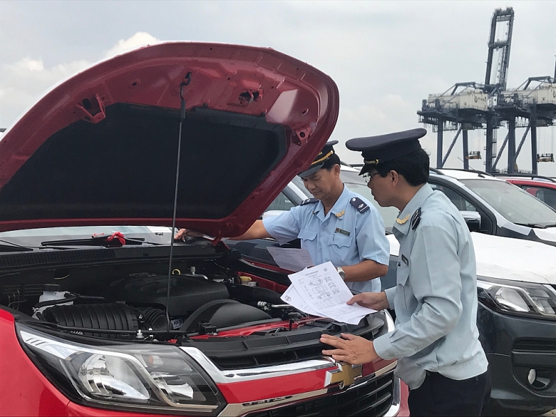 Kiểm tra xe ô tô nhập khẩu tại cảng Hiệp Phước. Ảnh: T.H